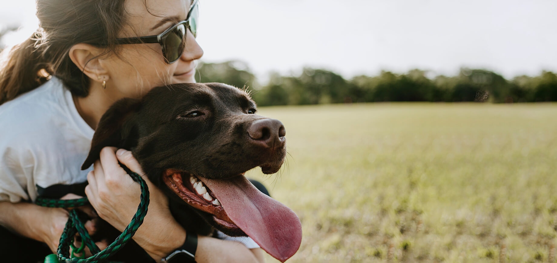 femme serrant un chien dans ses bras